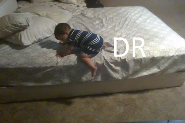 MALI AJNŠTAJN: Kada nema stepenica, ova beba ih izmisli (VIDEO)