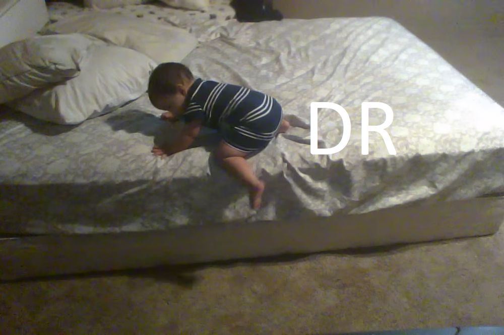 MALI AJNŠTAJN: Kada nema stepenica, ova beba ih izmisli (VIDEO)