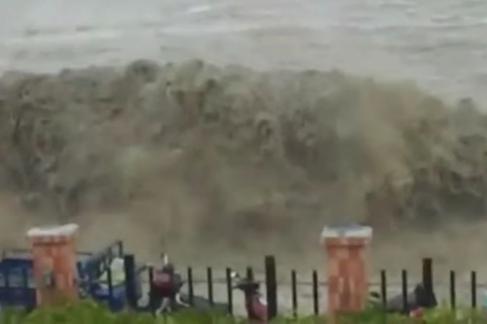 Ljudi BEŽE boreći se za svoje živote, dok ih NAPADA DŽINOVSKI TALAS! (VIDEO)