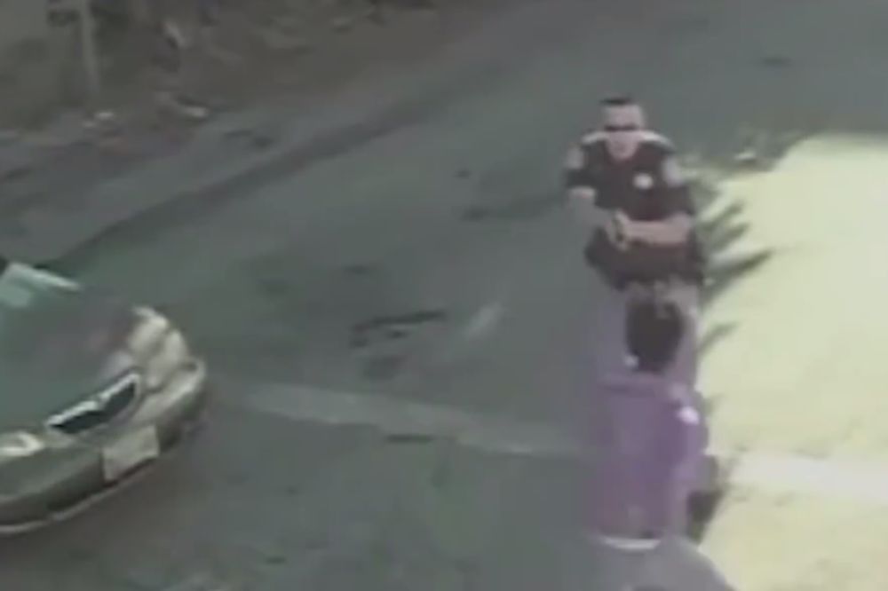 Policajac ubio dečka nakon što je potegao... kažiprst!? (UZNEMIRUJUĆI VIDEO)