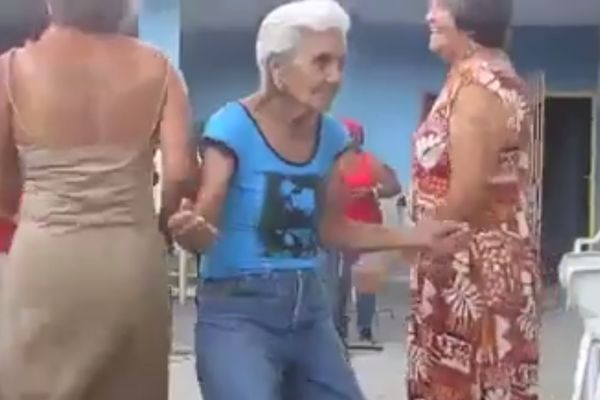 Ladno ih muva: Bakuta ubija kako đuska! (VIDEO)