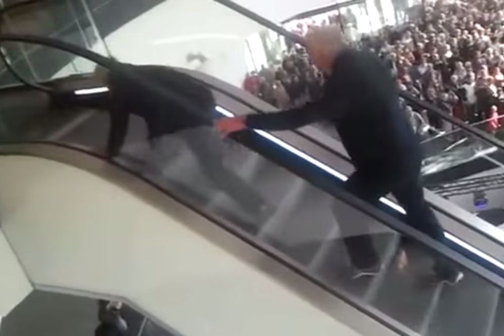 JUUUURIŠ: Penzioneri se pobiše za besplatne hamburgere! (VIDEO)