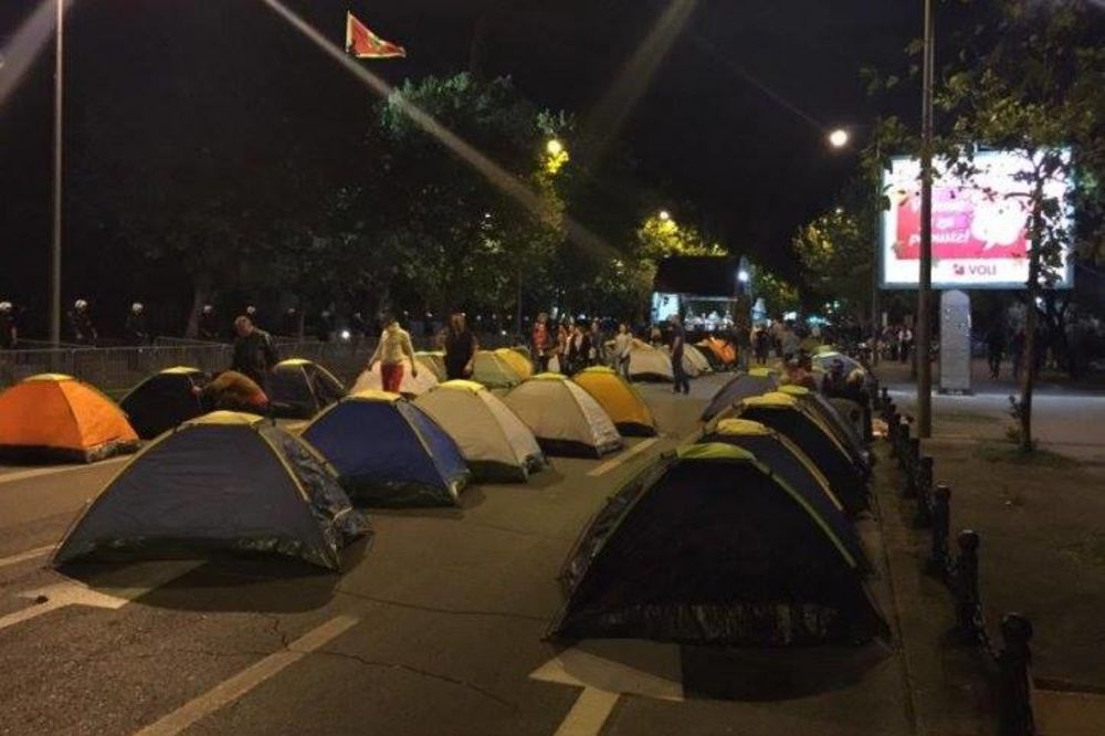 Šatori i dalje na glavnom bulevaru u Podgorici