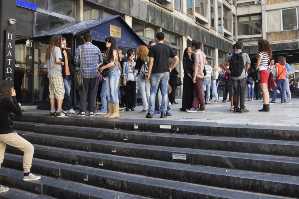 Večiti studenti, ostalo vam je još samo 12 meseci da završite fakultet!