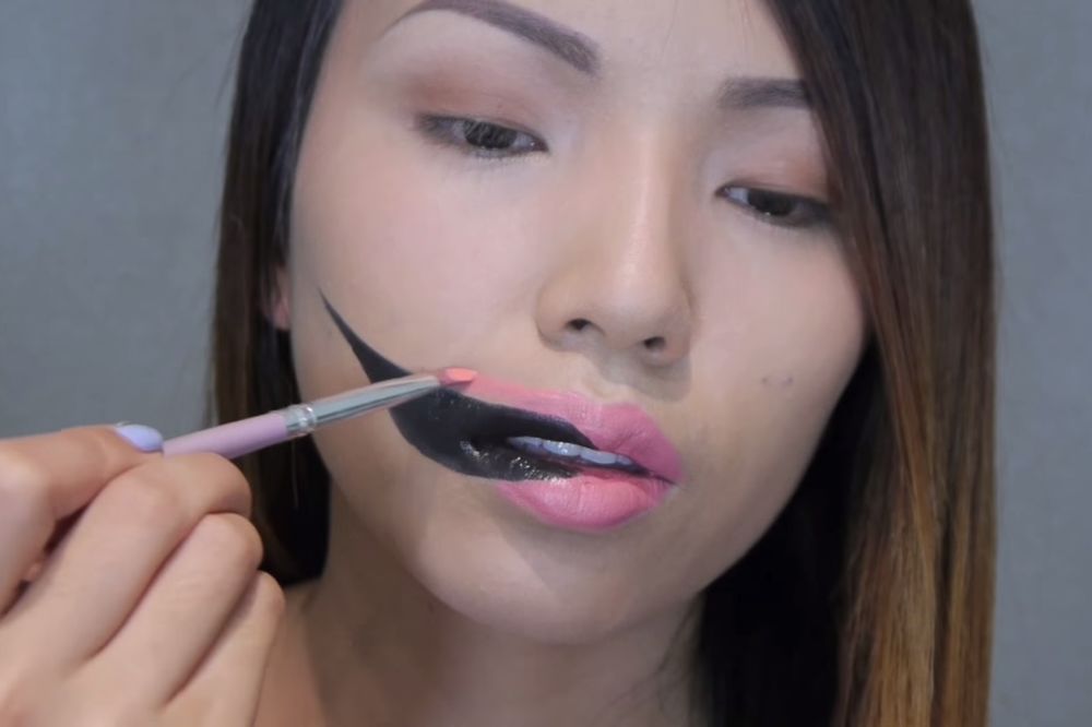 Nacrtala je crnu liniju na obrazu. Naježićete se kad vidite kakav je krajnji rezultat! (VIDEO)