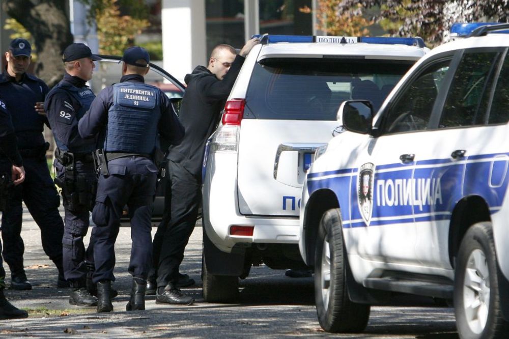 Ukrali robu vrednu 3 miliona dinara iz 2 marketa u Borči. Svih petoro uhapšeno