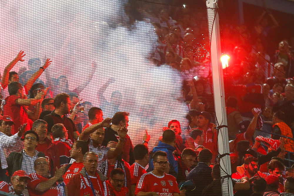 Navijači Benfike divljali u Madridu: Bakljama pogodili dvogodišnje dete! (VIDEO)