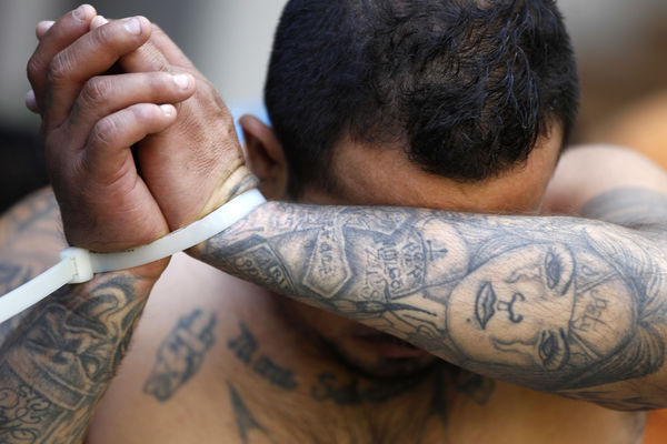 Brutalni svet MS-13, najsvirepije bande na svetu! A klinci se i dalje lože na njih. Zašto? (FOTO) (VIDEO)