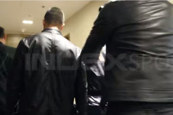 Oteo mu mobilni telefon: Skandalozni napad Davora Šukera na novinara! (VIDEO)