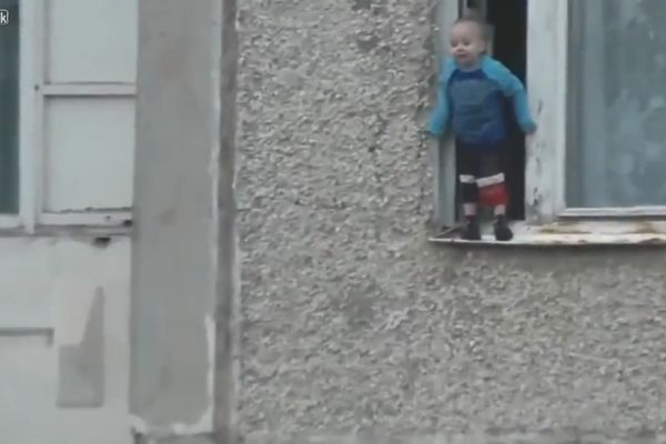Gde su ti roditelji? Dete visi sa sedmog sprata! (UZNEMIRUJUĆI VIDEO)