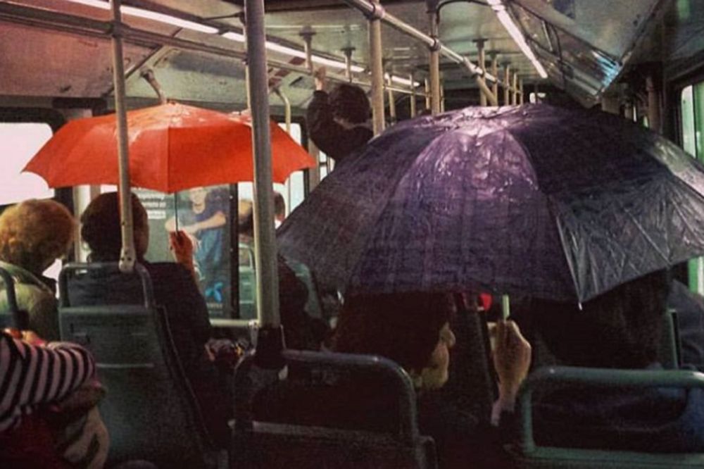 U autobus sa otvorenim kišobranom: Zgranuti putnici nisu verovali šta se dešava! (FOTO)