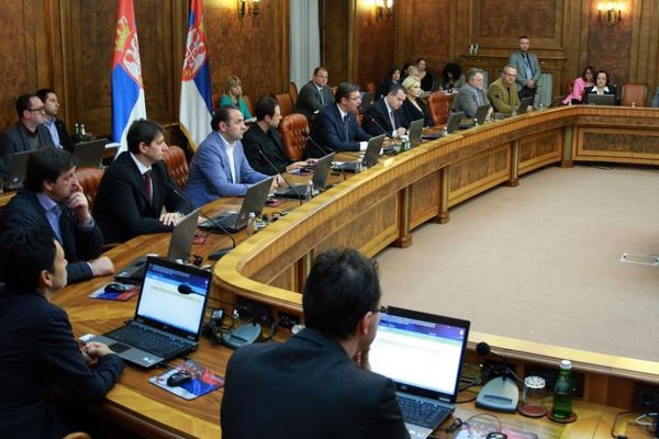 Zapošljavanje je zabranjeno, ali je Vlada Srbije ipak zaposlila 9.000 ljudi!