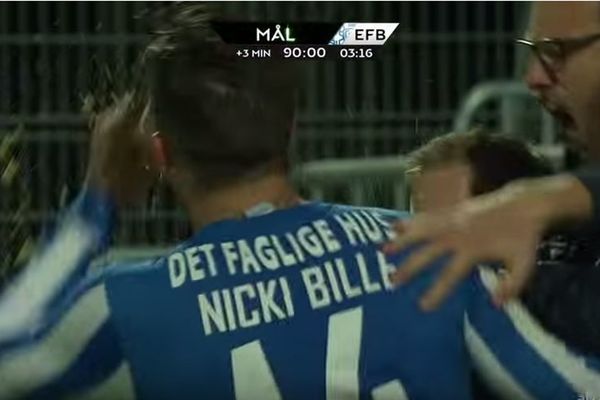 E, tako se slavi gol u 90. minutu! Trkneš do tribine i popiješ pivo na eks! (VIDEO)