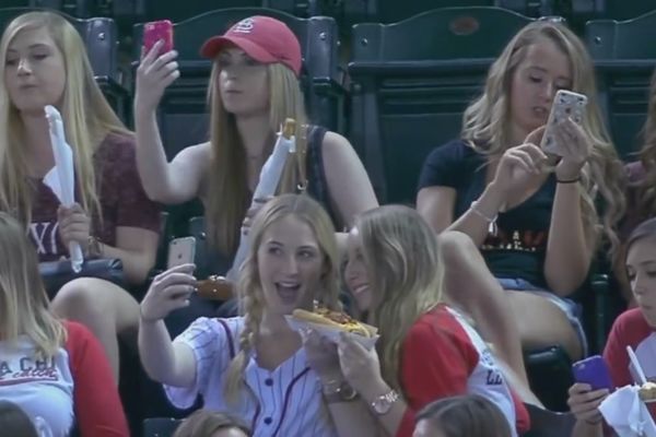 Šta se desi kada na jedno mesto stavite 10 devojaka i telefona? (VIDEO)