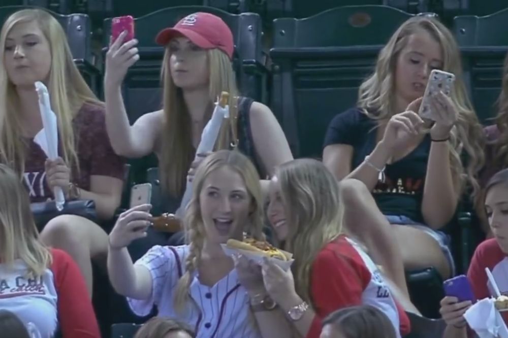 Šta se desi kada na jedno mesto stavite 10 devojaka i telefona? (VIDEO)