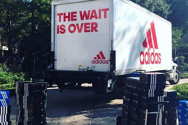 NBA košarkaš očekivao je jedan par patika, a dobio pun kamion! (FOTO)