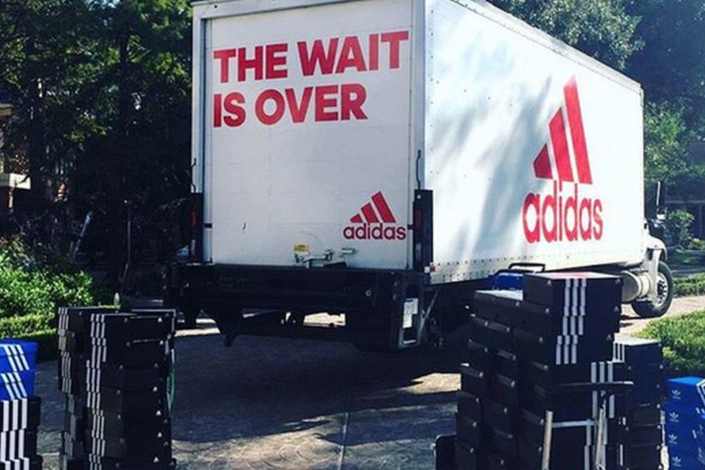 NBA košarkaš očekivao je jedan par patika, a dobio pun kamion! (FOTO)