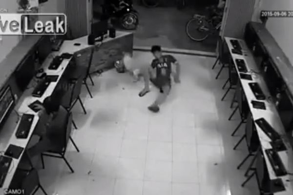 Pogledajte kako se proveo "čovek" koji je pokušao da šutne psa! (VIDEO)