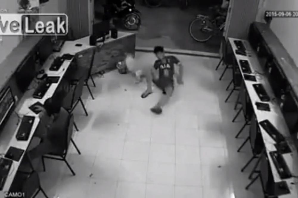 Pogledajte kako se proveo "čovek" koji je pokušao da šutne psa! (VIDEO)