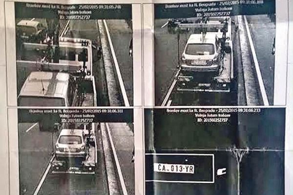 KAZNILI čoveka za vožnju u žutoj traci, a AUTO MU BIO NA PAUKU