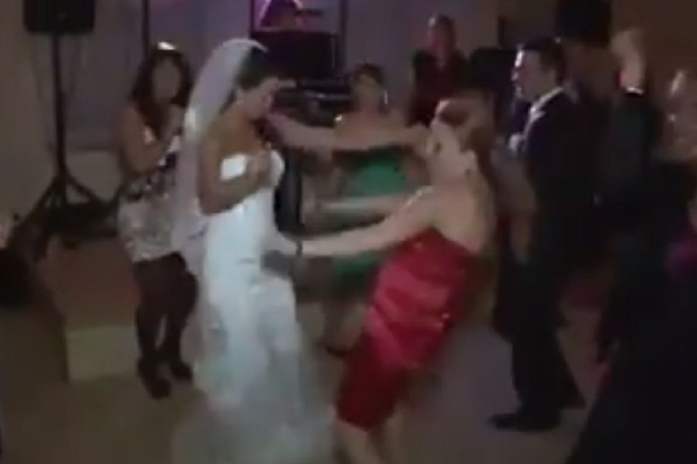 Ludnica, a nije kod nas: Pogledajte kako ova kuma đuska na svadbi! (FOTO) (VIDEO)
