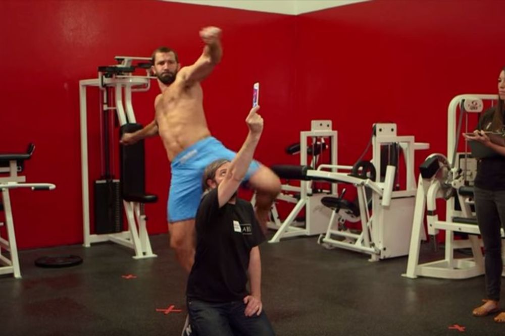 Da li iPhone može da izdrži napad vrhunskog MMA borca? (VIDEO)