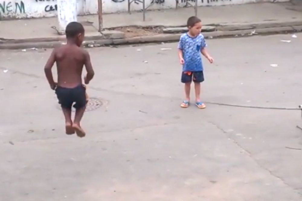 Ničiji pas voli da se druži, pa je naučio da igra lastiš sa klincima (FOTO) (VIDEO)