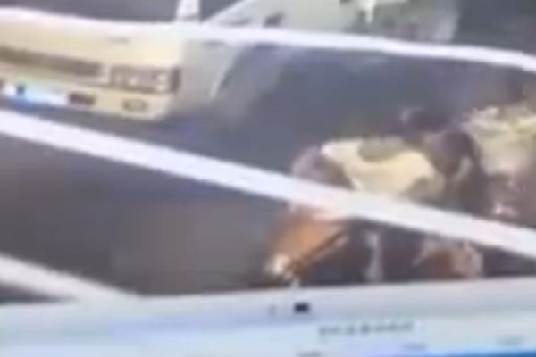 Pojavio se niotkuda i odneo ih sa sve skuterom! (VIDEO)