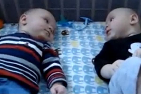 Blizanci bepci po prvi put razgovaraju. Toliko je slatko da ostajete bez teksta (VIDEO)