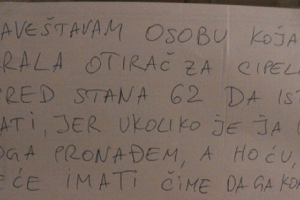 Urnebesna poruka kradljivcu: Polomiću ti noge ako mi ne vratiš otirač! (FOTO)