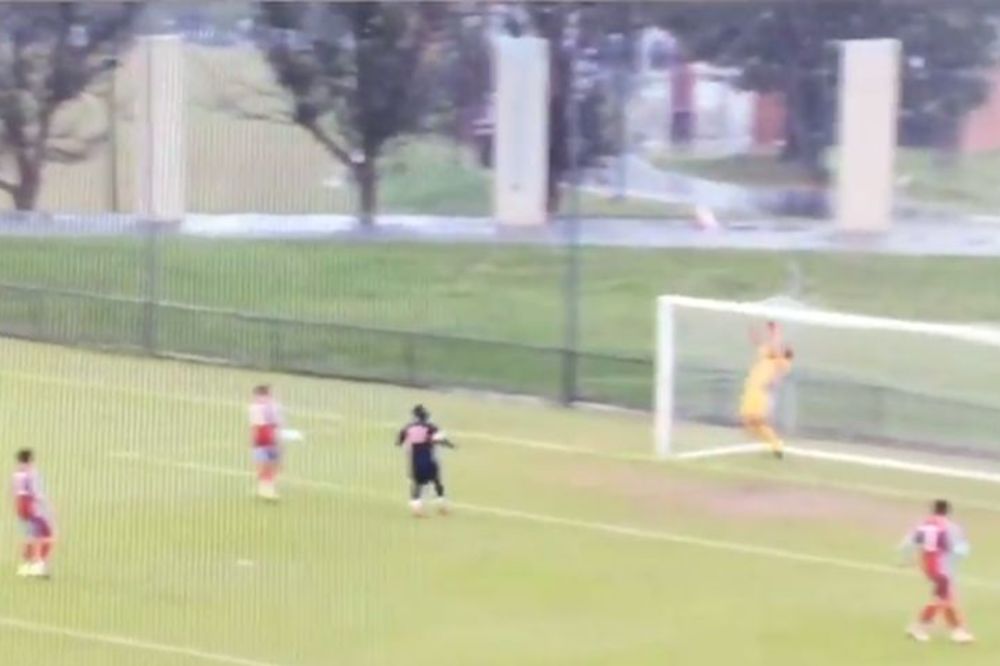 Imamo novi gol iz slobodnjaka sa pola terena! Golmane, u šta ti gledaš! (VIDEO)