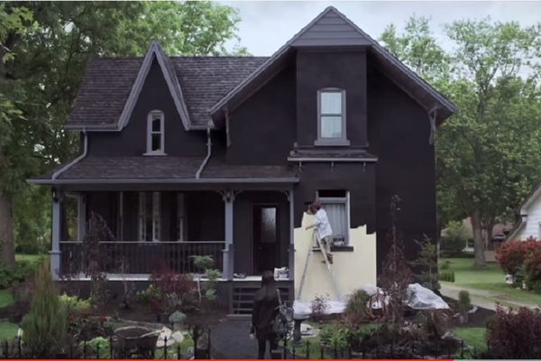 Otac je zbog ćerke ofarbao kuću u crno. Razlog za to je neverovatan (VIDEO)