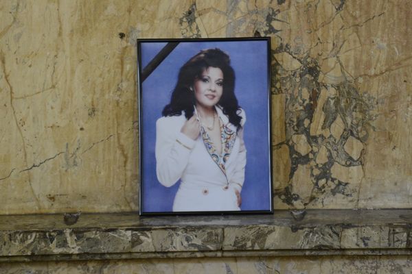 Estrada u suzama: Ko je sve bio na oproštaju od Usnije Redžepove (FOTO)