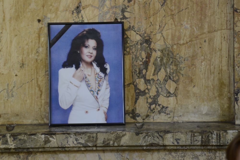 Estrada u suzama: Ko je sve bio na oproštaju od Usnije Redžepove (FOTO)