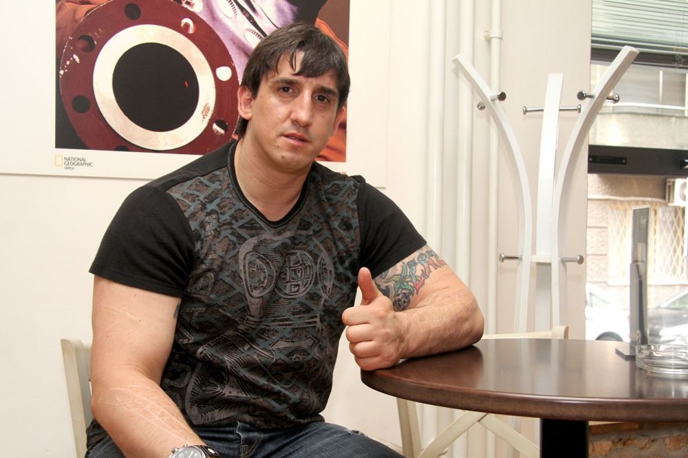 Pogledajte kako je Kristijan poljubio muškarca u usta! (FOTO) (VIDEO)