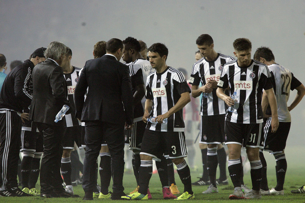 Fudbaler Partizana se sukobio sa selektorom za vreme utakmice! Saigrači sprečili tuču!