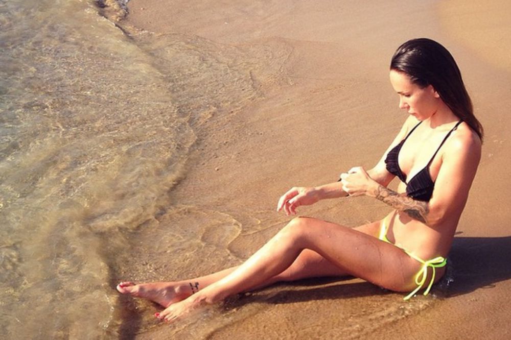 Ok, Nikolija je sada seks bomba, ali nema šanse da je prepoznate na fotki od pre 5 godna! (FOTO)