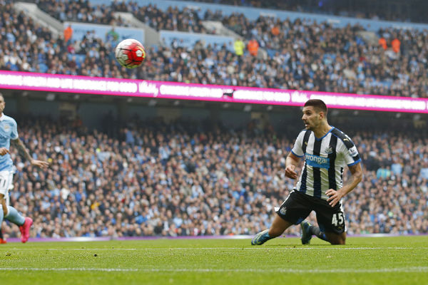 Gde si ti pošao? Kolarov spasao Mitrovića novog kartona! (VIDEO)