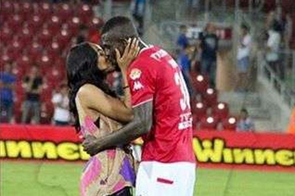 Nakon pobede njegovog tima, zaprosio je devojku na sred terena! (VIDEO)