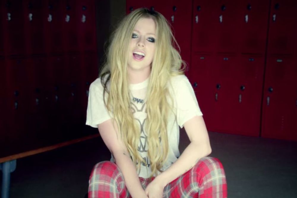 Pevačica se ubila pre 10 godina, zamenila je dvojnica. Misterija zvana Avril Lavinj!  (FOTO)