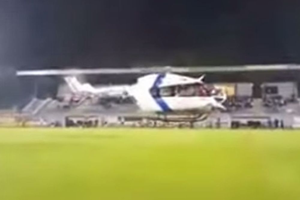 Helikopter aterirao na fudbalski teren za vreme utakmice! (VIDEO)