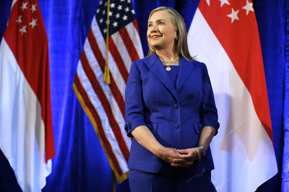 Vraća mu za pušenje: Hilari tuče Bila Klintona kad god stigne! (FOTO)