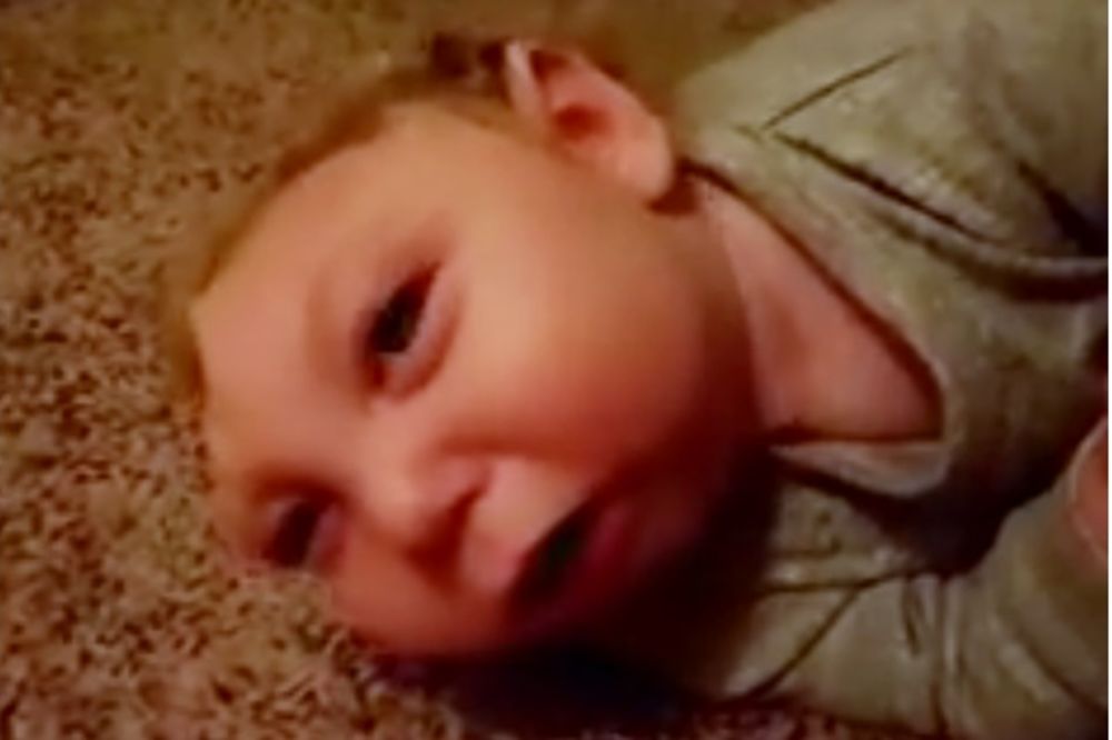 Beba rođena bez lobanje progovorila! (VIDEO)