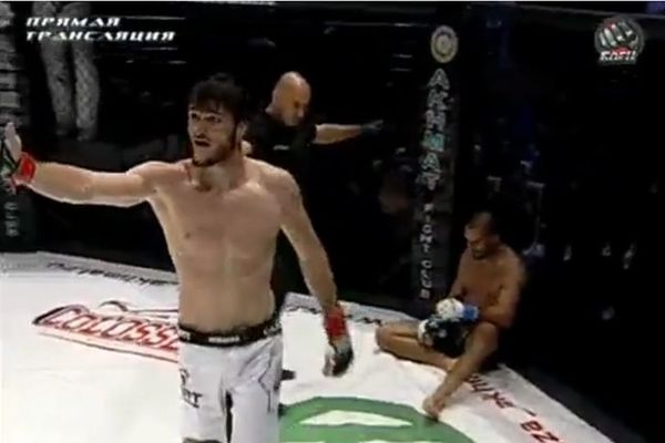 Hrvat izbrojao sve zvezde posle nokauta kolenom koji je doživeo! (VIDEO)