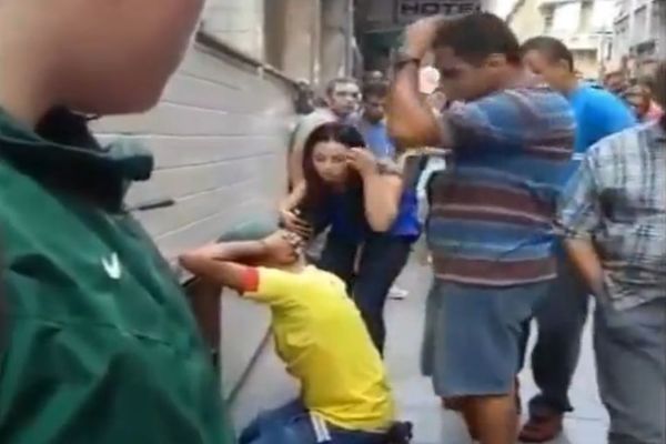 Bolje bi prošao da je policija došla na vreme. Ukrao tašnu i dobio šut u lice (VIDEO)