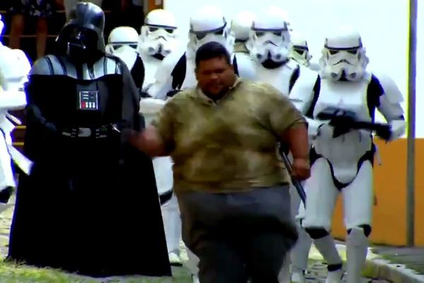 Oči u oči sa Dart Vejderom: Ko neće na tamnu stranu nek bega na prvu granu! (VIDEO)