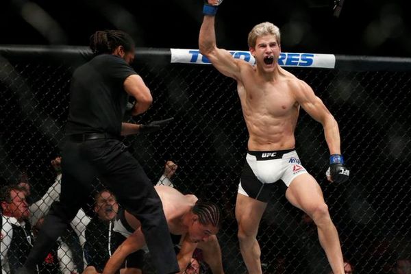 Nokautirao 14 godina starijeg kolegu posle 57 sekundi! (VIDEO)