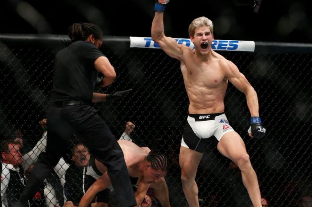 Nokautirao 14 godina starijeg kolegu posle 57 sekundi! (VIDEO)