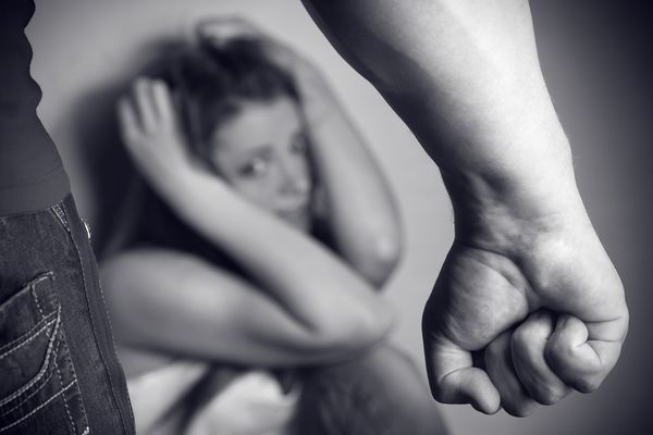 Smrskali sve kosti u glavi ženi koja je skupljala hleb iz kontejnera jer im se prohtelo!