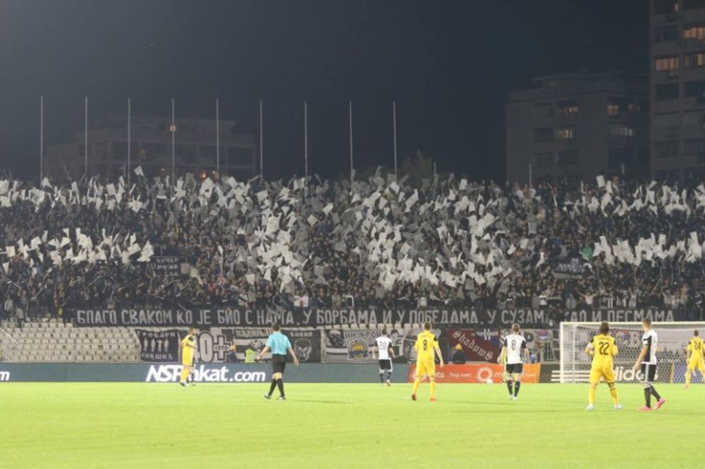 Grobari su koreografijom i bakljadama proslavili 70. rođendan Partizana! (VIDEO)